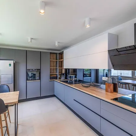 Villa Expansive Retreat With Private Pool & Bbq, Near The *
