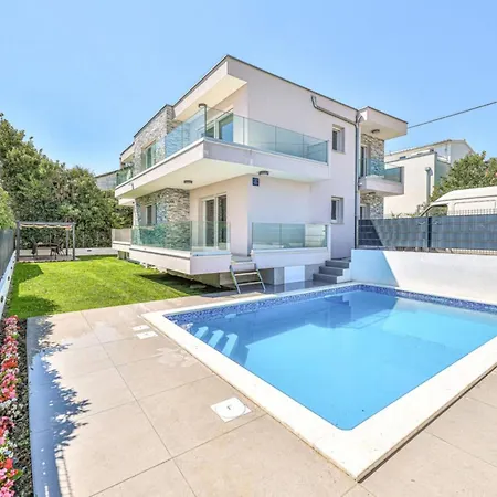 Expansive Retreat With Private Pool & Bbq, Near The