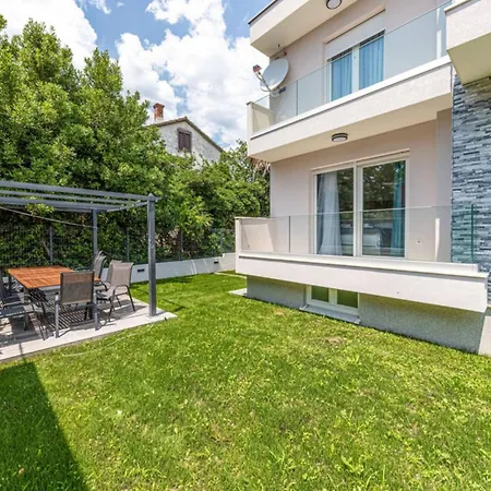 Villa Expansive Retreat With Private Pool & Bbq, Near The Kastela