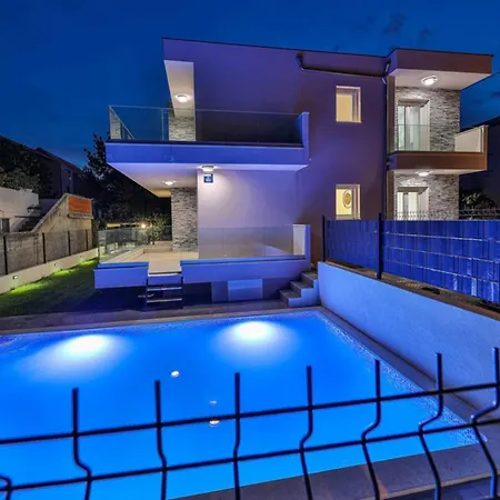 Villa Expansive Retreat With Private Pool & Bbq, Near The