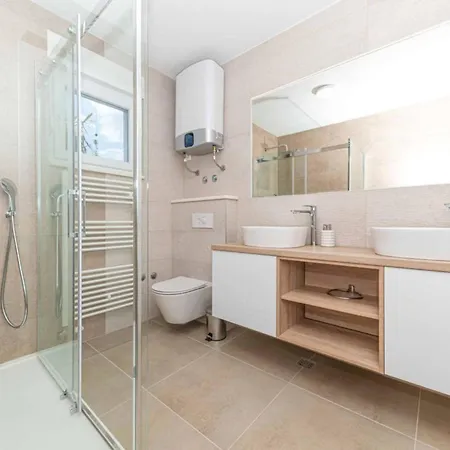 Villa Expansive Retreat With Private Pool & Bbq, Near The *