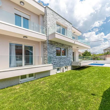 Expansive Retreat With Private Pool & Bbq, Near The Kastela