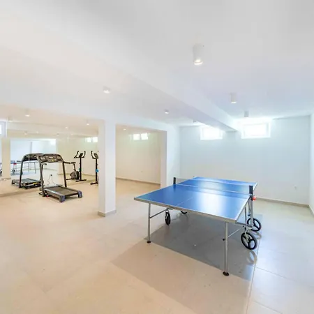 Expansive Retreat With Private Pool & Bbq, Near The Villa