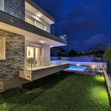 Villa Expansive Retreat With Private Pool & Bbq, Near The