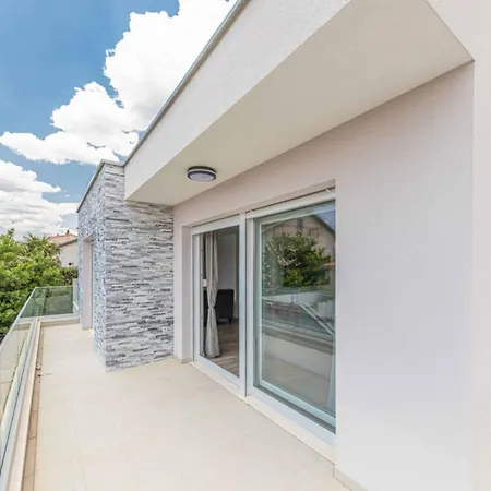 Expansive Retreat With Private Pool & Bbq, Near The *