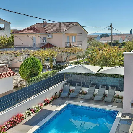 Villa Expansive Retreat With Private Pool & Bbq, Near The