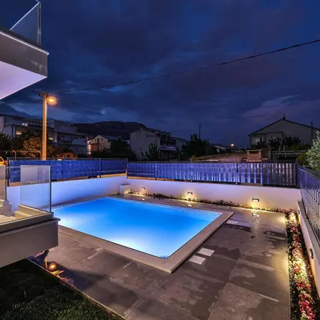 Expansive Retreat With Private Pool & Bbq, Near The *