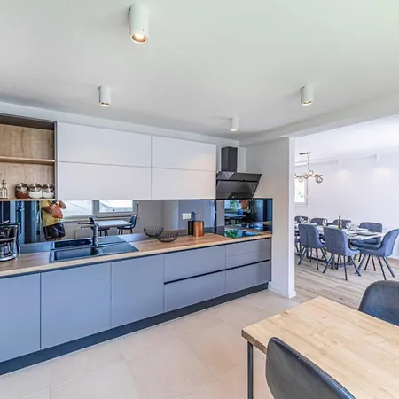 Expansive Retreat With Private Pool & Bbq, Near The Villa *