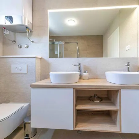Expansive Retreat With Private Pool & Bbq, Near The Villa Kastela