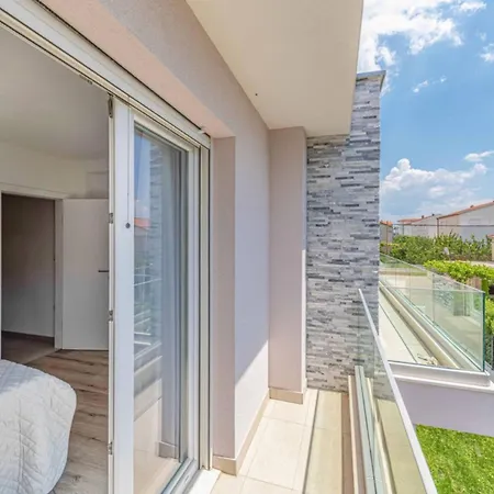 Villa Expansive Retreat With Private Pool & Bbq, Near The Kastela