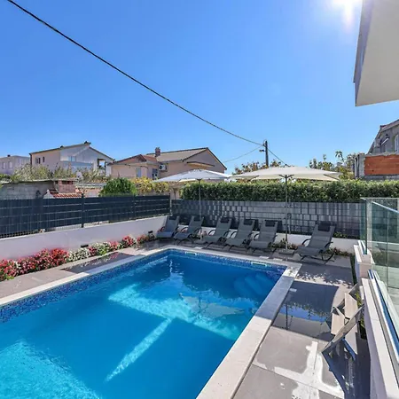 Villa Expansive Retreat With Private Pool & Bbq, Near The *