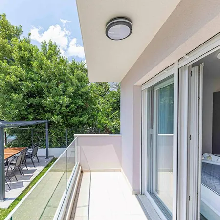 Expansive Retreat With Private Pool & Bbq, Near The Villa